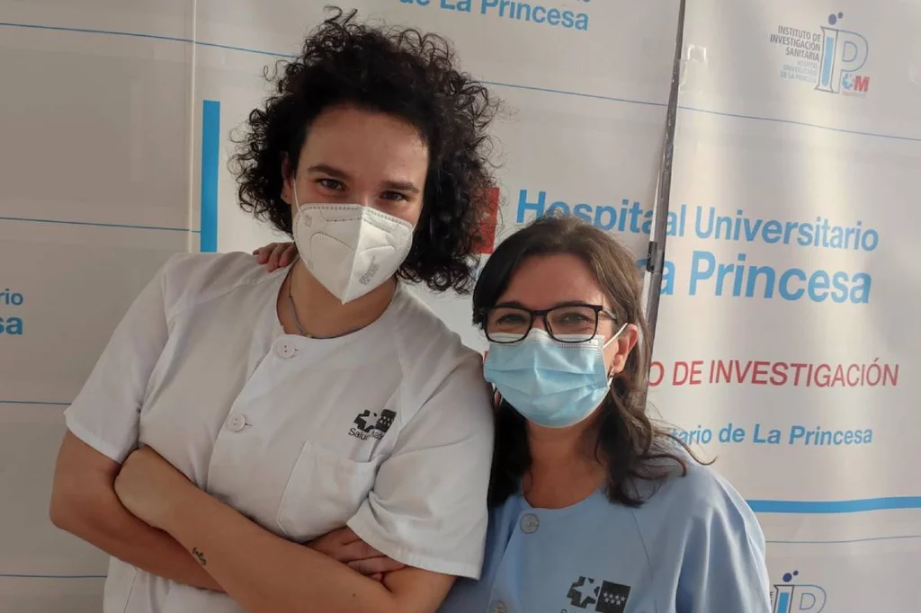 Beatriz González García y Estefanía Carabajal , enfermera de práctica avanzada de la Unidad de Trastornos del Movimiento (UTM) del Hospital de La Princesa (Madrid).