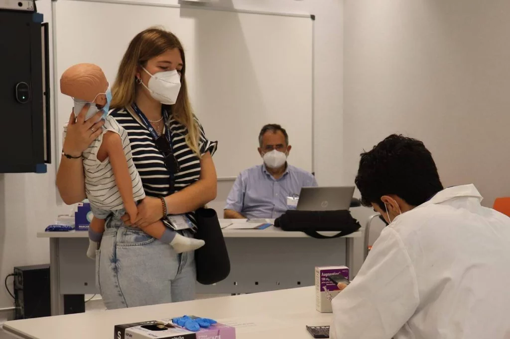 En la prueba ECOE 2021-2022, los alumnos mostraron sus competencias en dispensación activa de antibióticos y medicamentos complejos. Foto: CEU UCH.