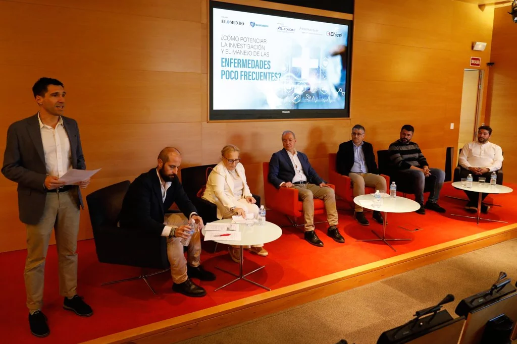 De izqda. a dcha.; Miguel G. Corral, director de Salud de Unidad Editorial; Manuel Fernández Bustelo, redactor de Salud de Unidad Editorial; Teresa Regueiro, presidenta de CEMMP; Jordi Cruz, director de MPS-Lisosomales; Eduardo López, presidente de AELALD; Víctor Rodríguez, miembro de la Asociación Debra Piel de Mariposa, y Fernando Lana, padre de un paciente con síndrome de Prader Willi. Foto: SERGIO G. VALERO