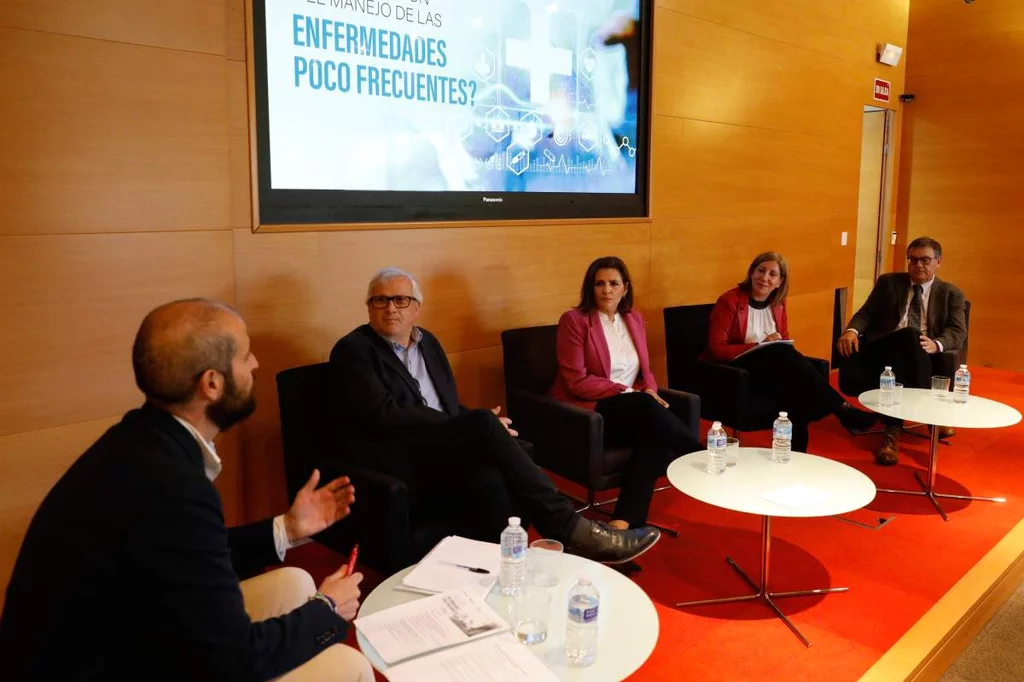 De izqda. a dcha., Francisco Javier Alonso de la Rosa, del Instituto de Salud Carlos III; Isabel Pineros, de Farmaindustria; Patricia Arias, de Feder, y Francesc Palau, del Hospital Sant Joan de Déu de Barcelona. Foto: SERGIO G. VALERO