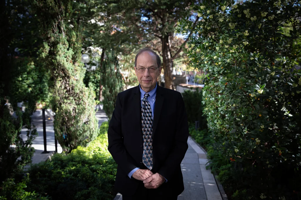 El economista de la Universidad de Columbia Frank Lichtenberg en los jardines de la Ramón Areces. Foto: SERGIO G. VALERO