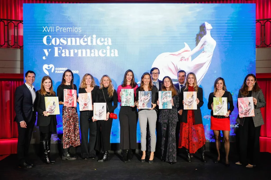Los ganadores de los Premios Cosmética y Farmacia, sosteniendo el galardón, junto a Tomás Muret, vocal nacional de Dermofarmacia; Miguel G. Corral, director de CF, y Rosario Serrano y Sergio Cobos, ambos de Unidad Editorial. Foto: SERGIO ENRÍQUEZ.