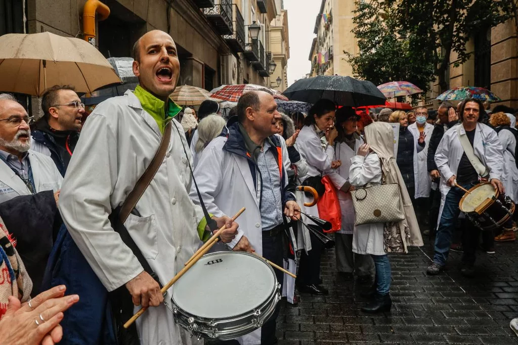 Médicos protestan con una batucada antes la Consejer�a de Sanidad de Madrid, en el tercer d�a de huelga de la atención primaria, convocada por Amyts. EFE/ Daniel Gonzalez