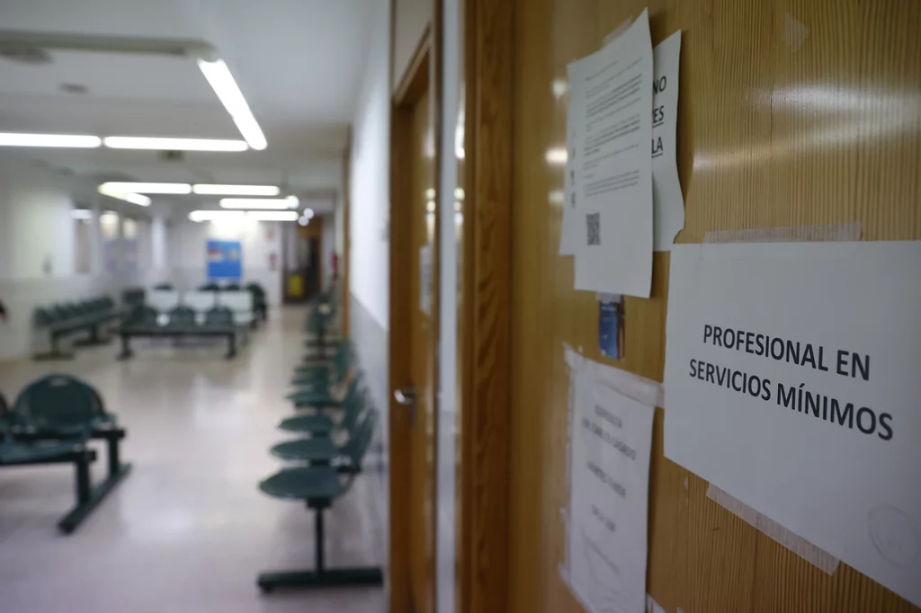 Vista de un cartel que anuncia servicios mínimos en el interior del centro de Salud de General Ricardos (Carabanchel) en Madrid este lunes cuando 4.240 médicos de familia y 720 pediatras están llamados a una huelga indefinida. Foto: EFE/ MARISCAL