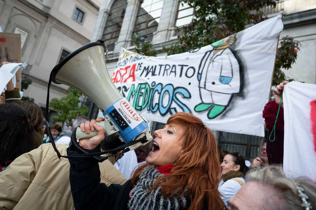 Concentración convocada por el sindicato Amyts en apoyo de la huelga de médicos y pediatras en toda la Atención Primaria de Madrid, este domingo en la Plaza del Museo Reina Sofía, en Madrid. EFE/Fernando Villar