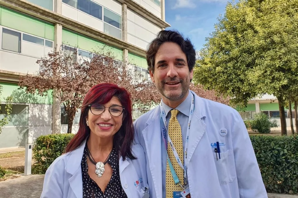 Dulce Ramírez, directora de Continuidad Asistencial, y Pablo de la Cueva, jefe del Servicio de Dermatología, ambos del Hospital Infanta Leonor.