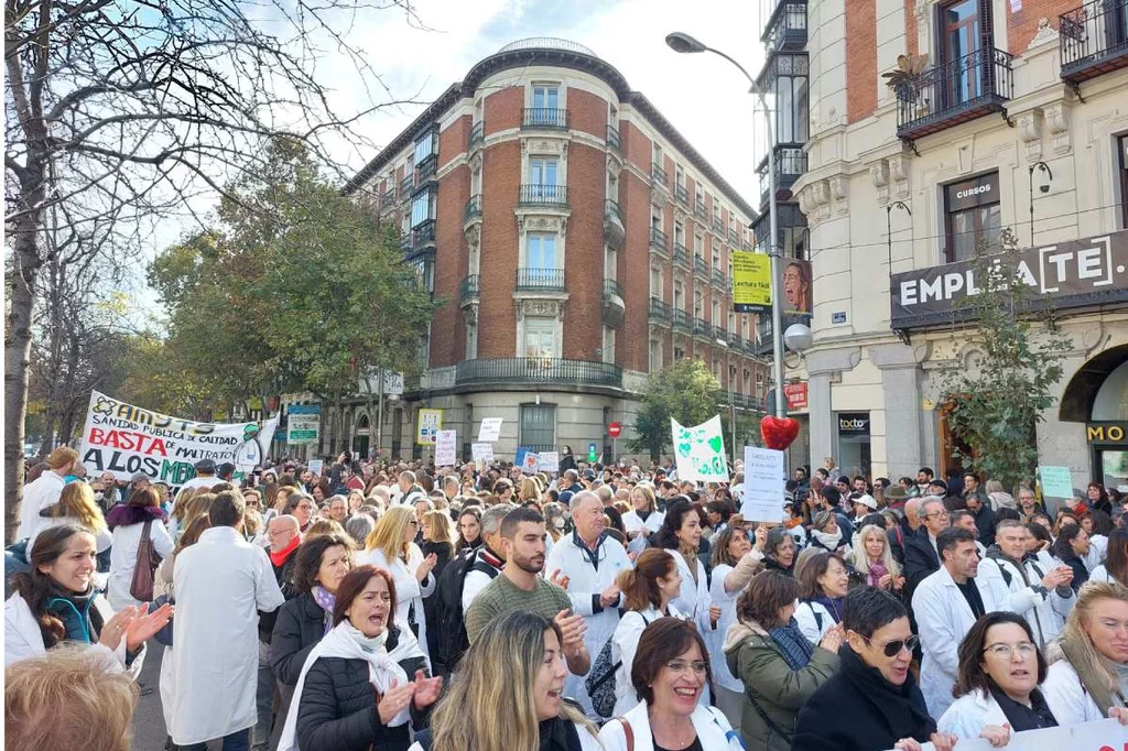 Aspecto general de la manifestación convocada por Amyts a su paso por la calle Sagasta, sede de la Dirección de RRHH de la Consejería de Sanidad. Foto: AMYTS.