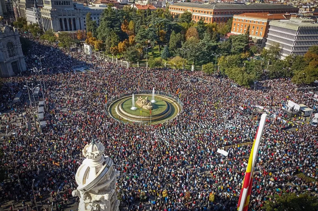 La Plaza de Cibeles llena de miles de personas durante la protesta 