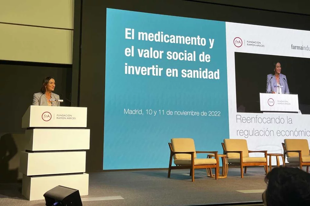 La ministra de Industria, Comercio y Turismo, Reyes Maroto, durante su intervención en el foro sobre el valor social del medicamento, en la Fundación Ramón Areces.