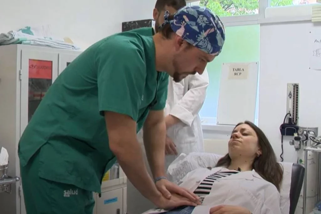 Un instante de uno de los vdeos de 'Enfermar es humano', recreando a unos compañeros que atienden a una estudiante de Medicina.