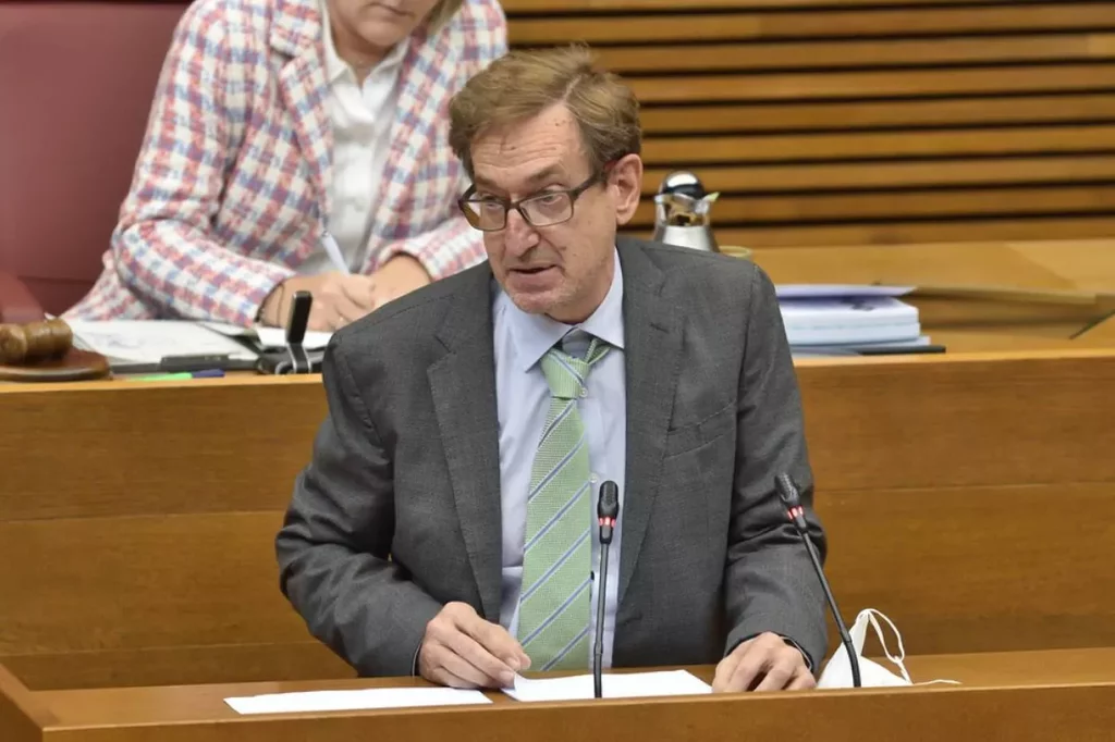 Miguel Mínguez, consejero de Sanidad de la Comunidad Valenciana, durante una comparecencia en el parlamento autonómico. Foto: CORTES VALENCIANAS. 