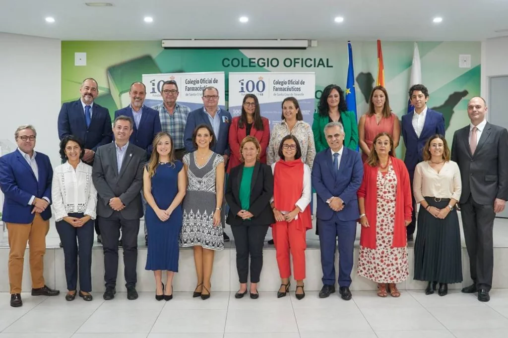 Reunión del Colegio de Farmacéuticos de Tenerife y Muface para la elaboración de la tarjeta electrónica.