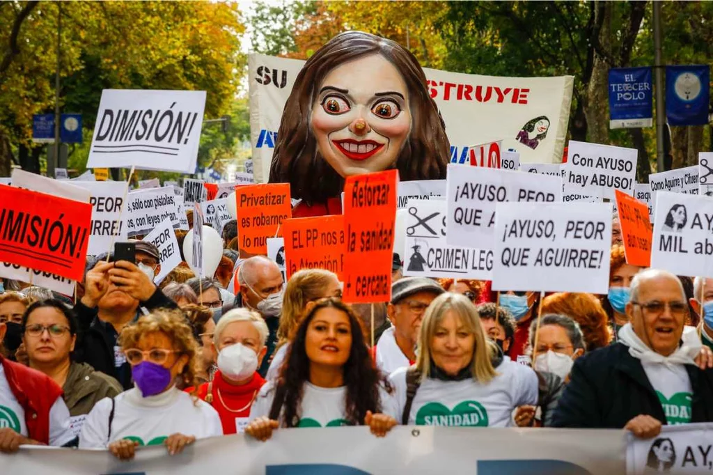 Manifestantes en defensa de la sanidad pública en Madrid, ante la figura de Isabel Díaz Ayuso, presidenta de la Comunidad de Madrid. Foto: SERGIO ENRÍQUEZ-NISTAL.