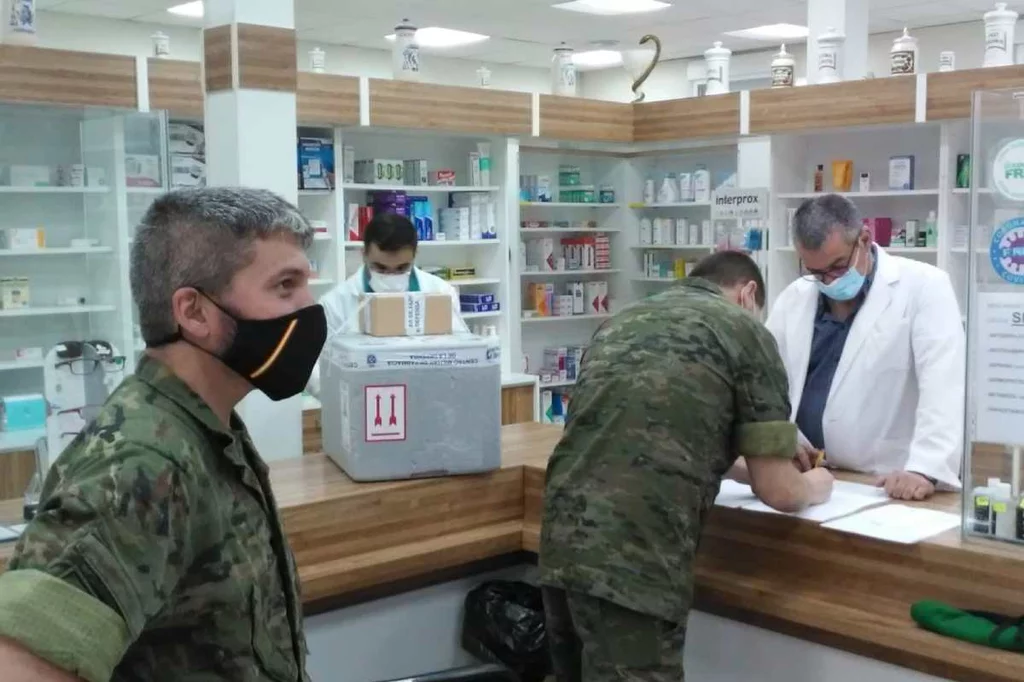 Personal del Ejército de Tierra en la farmacia de la Base Aérea de Getafe: Foto:  ESTADO MAYOR DE LA DEFENSA.