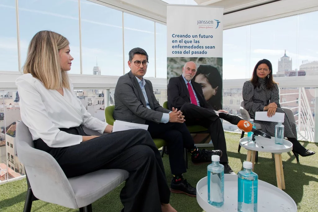 Henar Hevia, directora médica de Janssen España y los psiquiatras Josep Antoni Ramos-Quiroga, Víctor Pérez Sola y Marina Díaz Marsá. Foto: DM. 