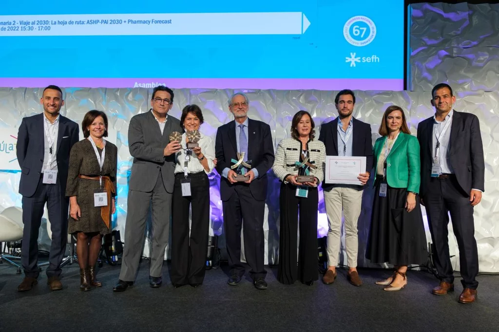 Representantes de la Sociedad Española de Farmacia Hospitalaria y galardonados, durante el acto de entrega de los premios honor�ficos de 2022. Foto: SEFH