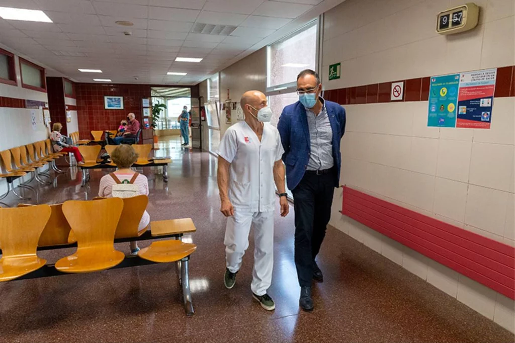 El consejero de Sanidad de Cantabria, Raúl Pesquera, en una visita al Centro de Salud Covadonga. Foto: SCS