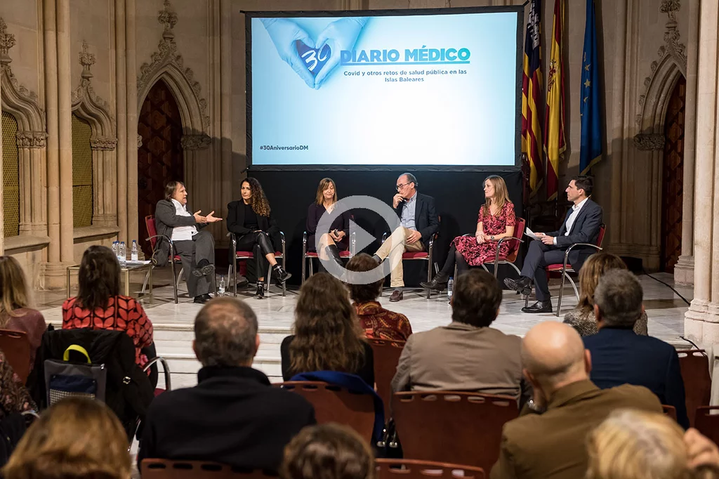 Eugenia Carandell, directora de Asistencia Sanitaria del Servicio de Salud de las Islas Baleares; Mar Rosselló, directora de Gestión y Presupuestos del Servicio de Salud de las Islas Baleares; Mara Antonia Font, directora general de Salud Pública y Participación; Javier Murillas, jefe del servicio de Medicina Interna del Hospital Son Espases; Consu Méndez, directora de Enfermera de Atención Primaria de Mallorca, durante la mesa redonda moderada por Miguel G. Corral, director de Diario Médico. Foto: ALBERT