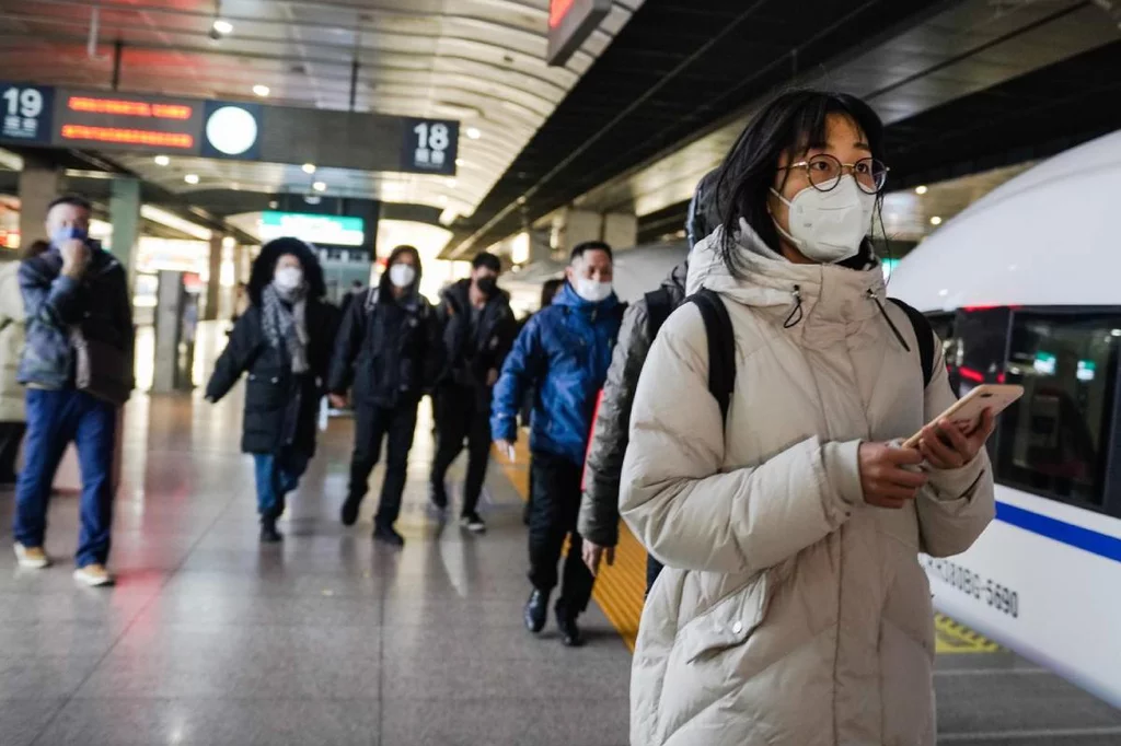 Una pasajera del metro de Pekin con mascarilla. Foto: EFE