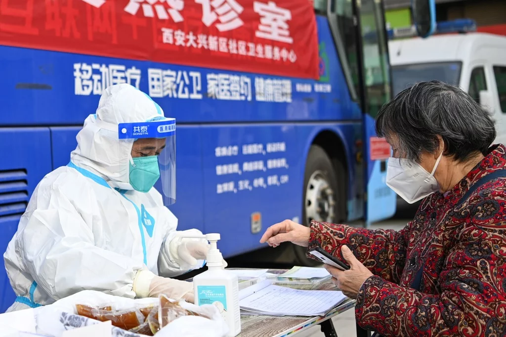 Tras tres años encerrada en su poltica de 'Covid Cero', China ha comenzado a dar los primeros pasos para una moderada apertura y para aprender a convivir con el virus. Foto: EFE.