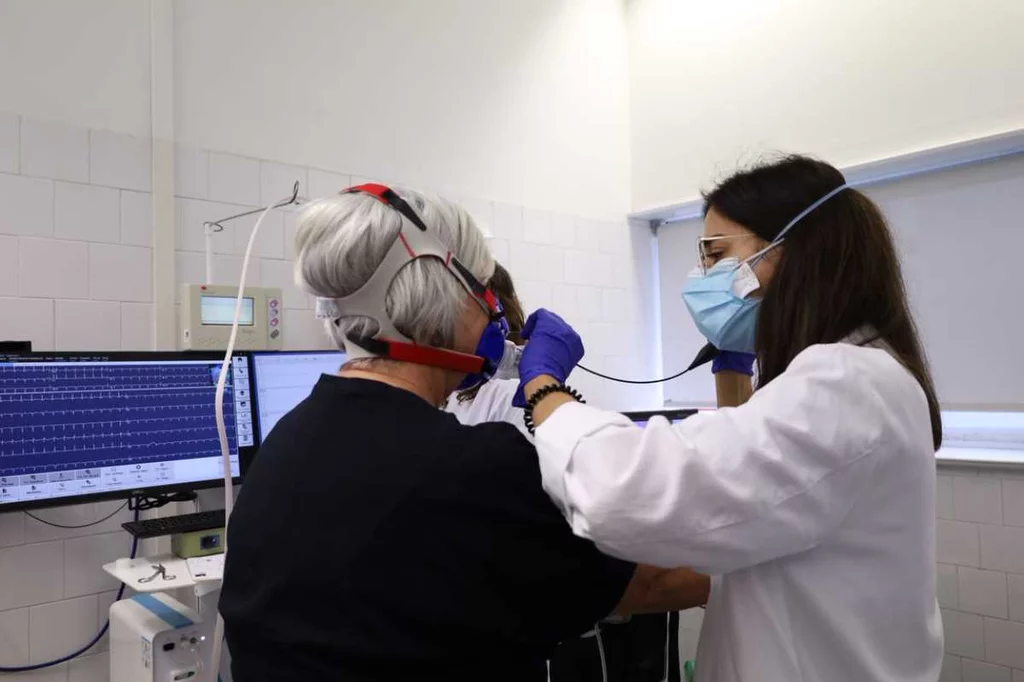 La prueba de esfuerzo cardiopulmonar con laringoscopia es la forma de diagnosticar la enfermedad.