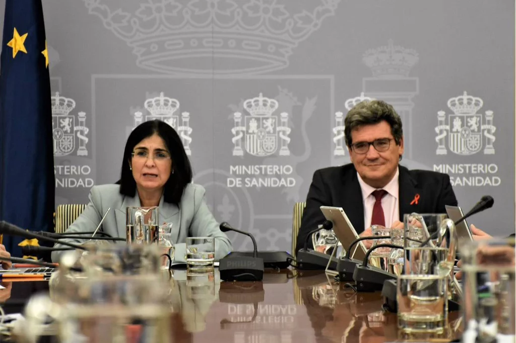 Carolina Darias, ministra de Sanidad, y José Luis Escrivá, ministro de Seguridad Social, durante la reunión de la Comisión de Recursos Humanos. Foto: MINISTERIO DE SANIDAD