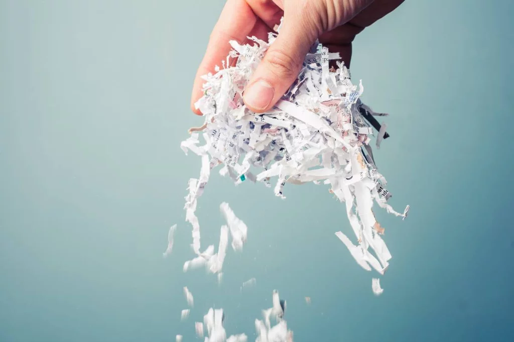 La destrucción indebida de documentos con información sensible conlleva sanciones de difernte ndole en función de la farmacia. Foto: SHUTTERSTOCK.
