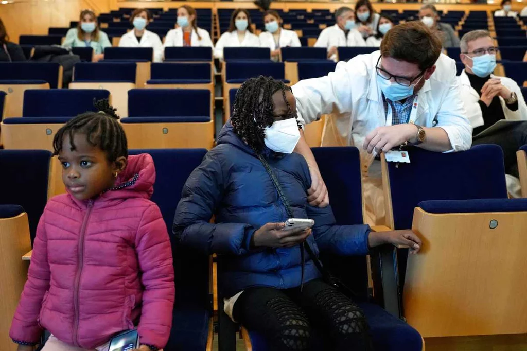 Sokna y Diama han escuchado en primera fila el caso médico del que han sido protagonistas.  Foto: EFE