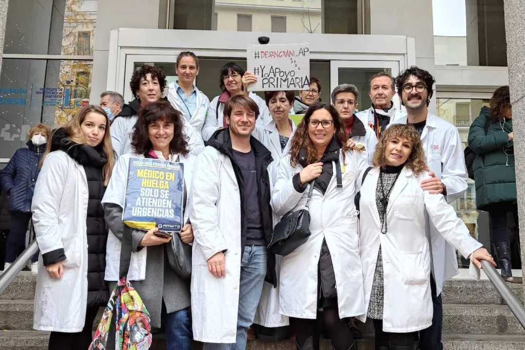 Un grupo de profesionales posa ante la puerta del Hospital de La Princesa, con un cartel en apoyo de primaria, antes de donar sangre en el centro. Foto: AMYTS.