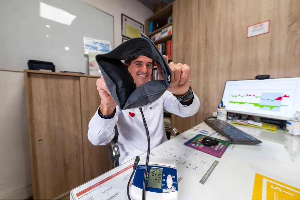 Emilio García Jiménez, en la farmacia donde trabaja, situada en Granda. Foto: MIGUEL ÁNGEL MOLINA.