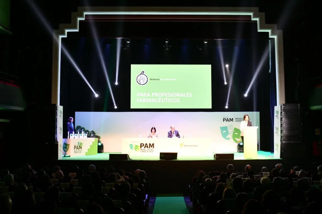 El Teatro Amaya, en Madrid, ha acogido este martes la gala de entrega de las Medallas del Consejo y de los Premios Panorama Actual del Medicamento 2022. Foto: CONSEJO GENERAL DE COF