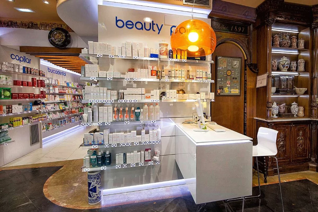 La Farmacia Pedro Taus, fundada en 1897 en Calatayud (Zaragoza), cuenta con un destacado ‘corner’ de belleza. Foto: APOTHEKA