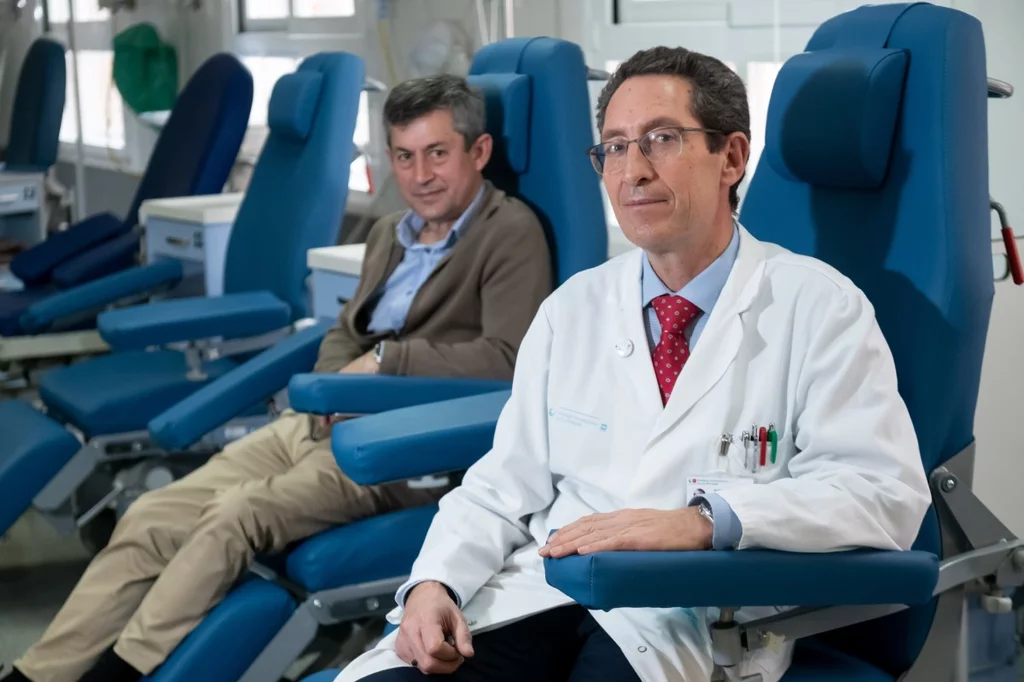 Francisco Abad (dcha.), director de la Unidad de Ensayos Clínicos de La Princesa, con Pedro Rodríguez, voluntario de los ensayos. Foto: JOSÉ LUIS PINDADO.