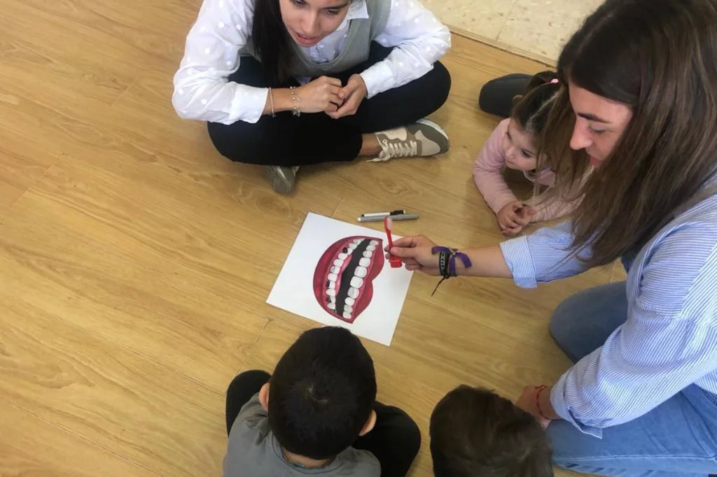 Estudiantes de EnfermerÃa de la Universidad de Granada orientan a escolares sobre hÃ¡bitos saludables, como la higiene dental.