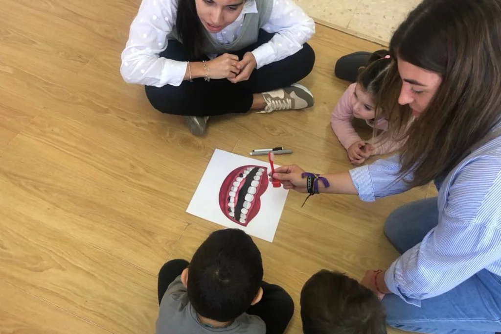 Estudiantes de Enfermería de la Universidad de Granada orientan a escolares sobre hábitos saludables, como la higiene dental.