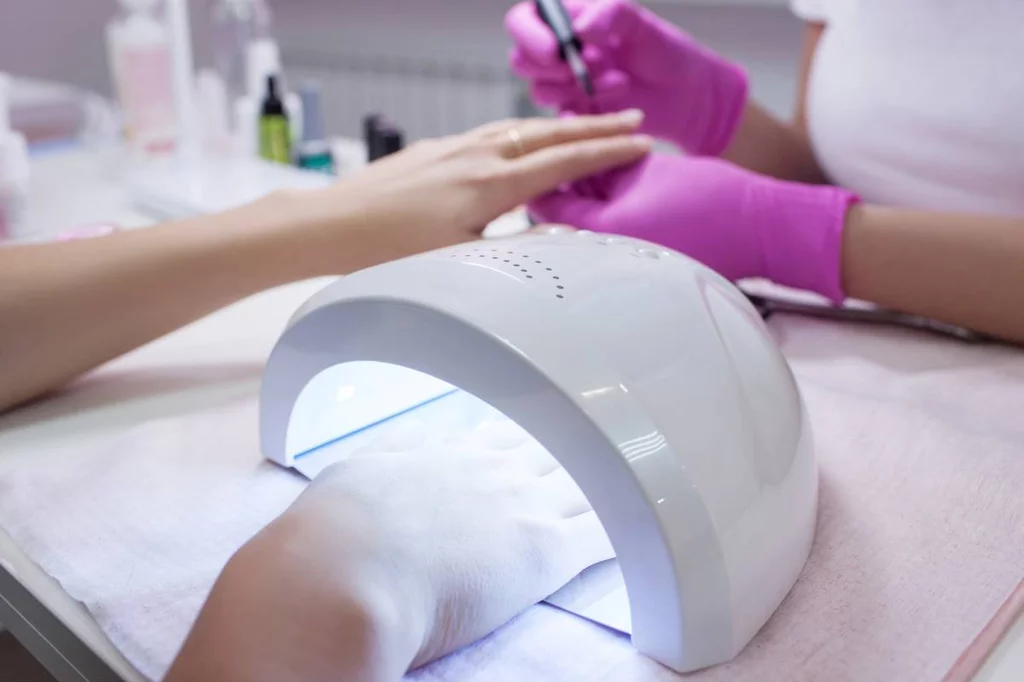 La desinfección de los utensilios de manicura y utilizar productos de calidad, claves para proteger y cuidar las uñas.