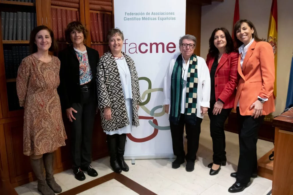 Lourdes Lledó García. decana de la Facultad de Medicina y Ciencias de la Salud de la UAH; Beatriz González López-Valcárcel, catedrática en Economía de la Salud; Cristina Avendaño, vocal de FACME; Carmen Gallardo, vicepresidenta de la Conferencia de Decanos de Medicina; Elena Martín, presidenta de la Asociación Española de Cirujanos y Pilar Garrido, presidenta de Facme. Foto: FACME