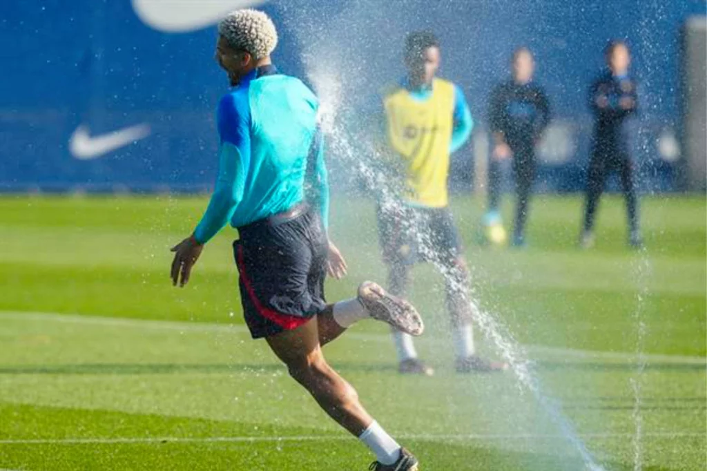 Entre el 65 y el 91% de los jugadores de un equipo de fútbol profesional sufrirán alguna lesión a lo largo de la temporada. Foto: EFE/Enric Fontcuberta. 