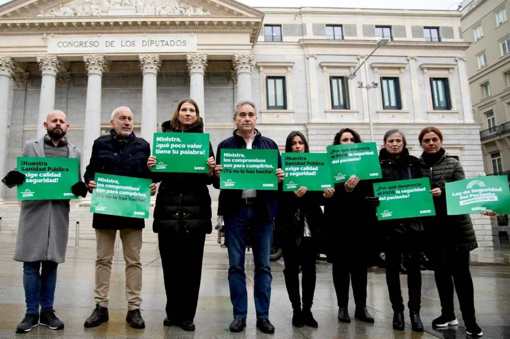 Protesta en el Congreso de los Diputados por el bloqueo de la Ley de Seguridad del Paciente. Foto: SATSE 