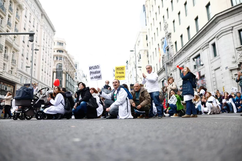 Una sentada de mÃ©dicos en la Gran VÃa en apoyo a la huelga de mÃ©dicos de atenciÃ³n primaria. Foto: EFE/ RODRIGO JIMÃ‰NEZ