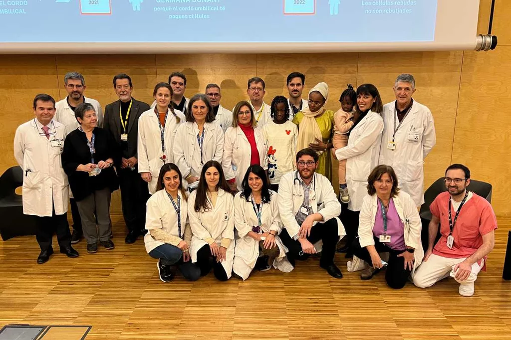 Diama, en el centro, con su madre y su hermana donante y parte del equipo que las ha atendido durante más de 6 años. Foto: HOSPITAL DE SANT PAU. 