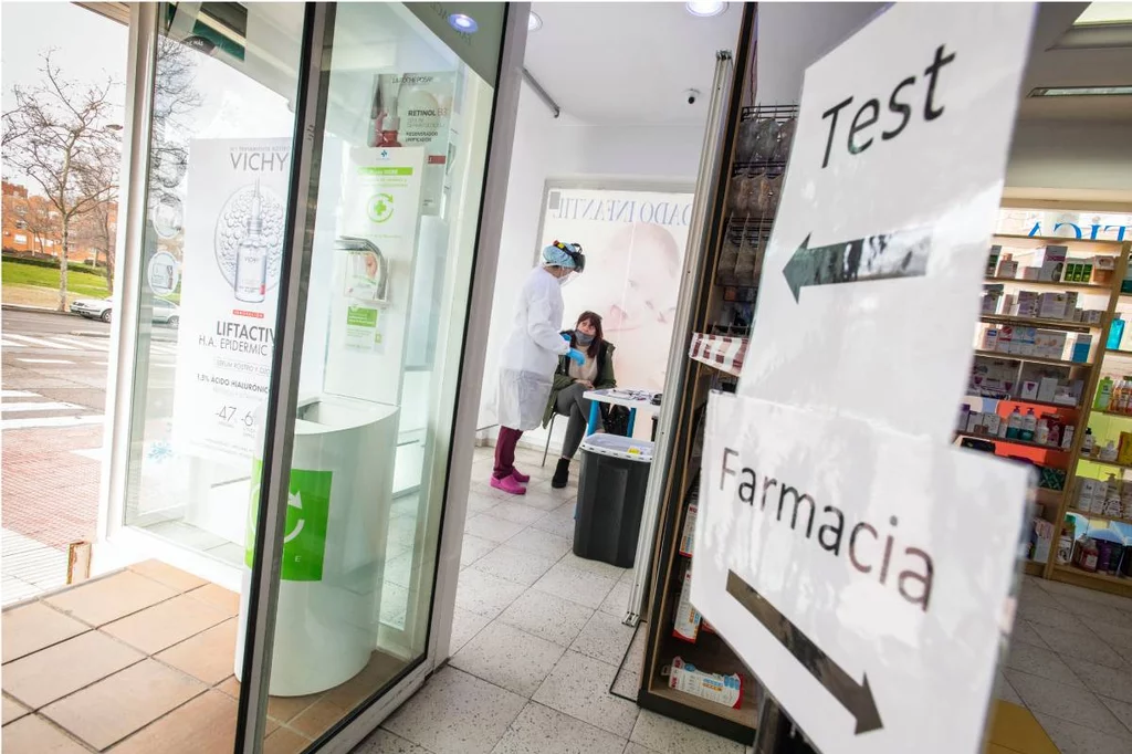 Farmacias de doce comunidades han colaborado en la supervisión, realización y notificación de positivos en covid. En la imagen, una farmacia de Madrid que realizaba pruebas en su establecimiento. Foto: MAURICIO SKRYCKY.