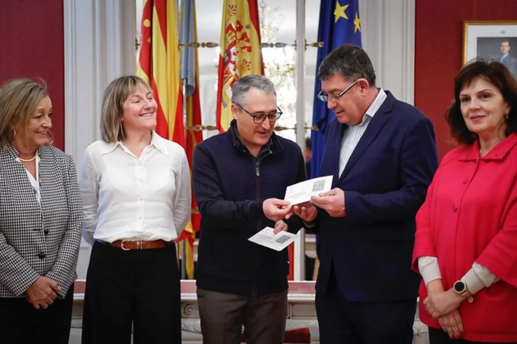 El síndico mayor, Vicent Cucarella, hace entrega presidente de las Cortes Valencianas, Enric Morera,