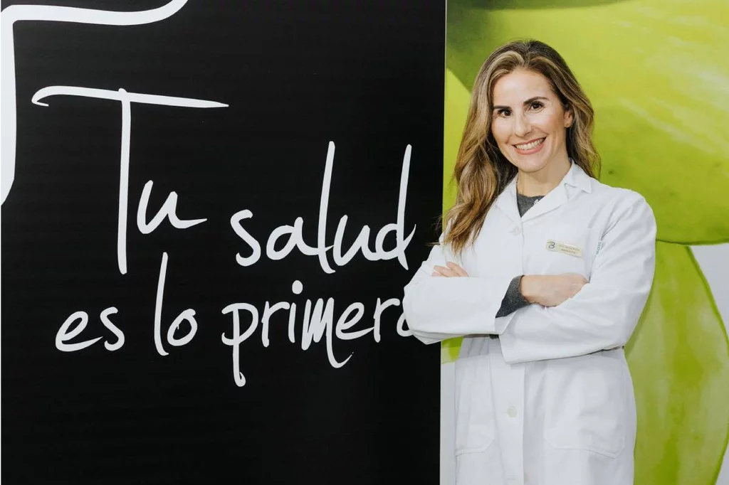 Ana Sánchez Molina, farmacéutica comunitaria, en su botica ubicada en Nogales (Badajoz). Foto: ARABA PRESS. 