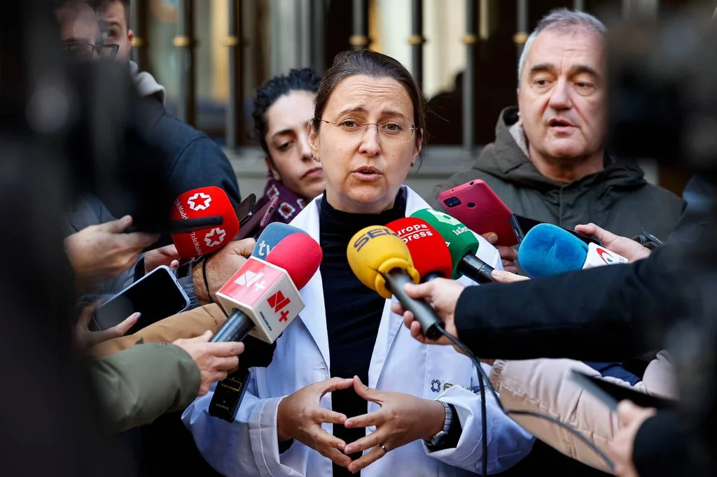 Ángela Hernández, secretaria general de Amyts, explica a los periodistas la negociación con la Consejería de Sanidad. Foto: EFE / DANIEL GONZÁLEZ