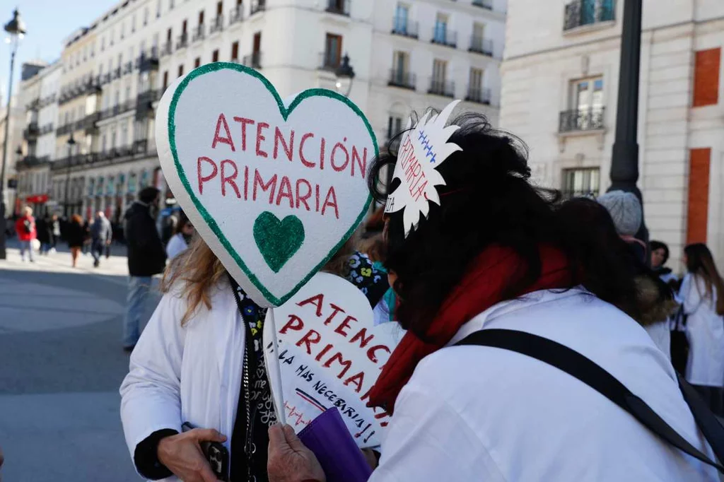Dos médicos, en una de las protestas convocadas en la Comunidad de Madrid por el sindicato Amyts para reclamar un acuerdo con la Consejer�a de Sanidad. Foto: EFE/EDUARDO OYANA.