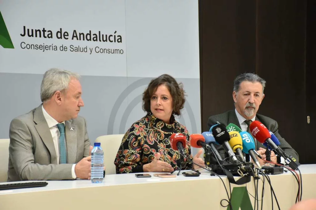 Catalina García, consejera andaluza de Salud, conversa con el gerente del SAS, Diego Vargas, en presencia del presidente del SMA, Rafael Carrasco. Foto: JUNTA DE ANDALUCÍA.