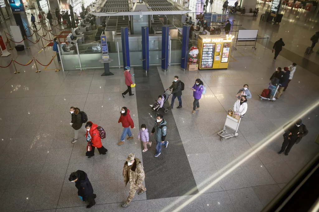 Viajeros en el aeropuerto internacional de Pekín el 1 de enero de 2023. EFE/EPA/MARK R. CRISTINO