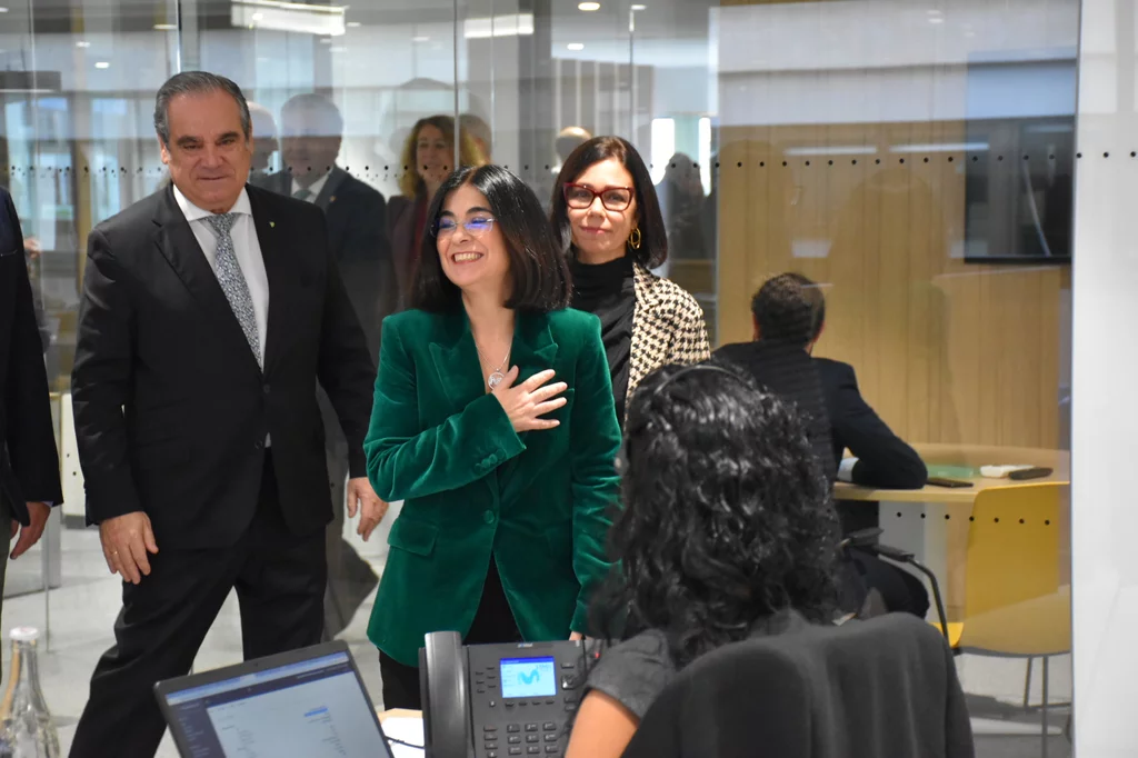 La ministra de Sanidad, Carolina Darias, en la sede del COF de Las Palmas, con el presidente del Consejo de COF, Jesús Aguilar, y la presidenta del COF de Las Palmas, Loreto Gómez Guedes. Foto: MINISTERIO DE SANIDAD.