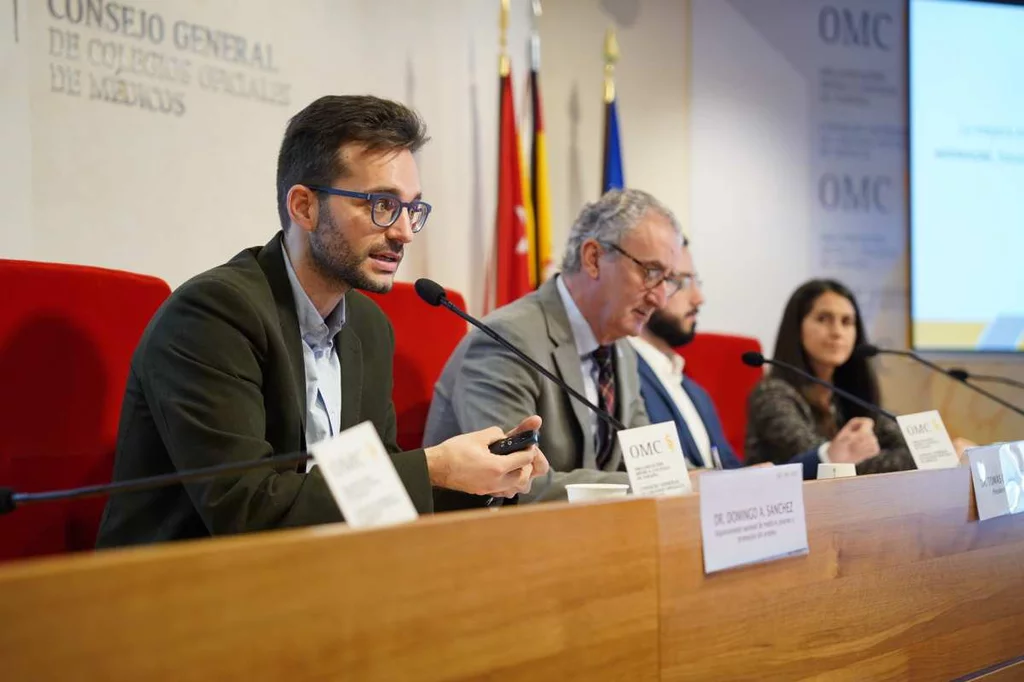 De izquierda a derecha, Domingo A. SÃ¡nchez, TomÃ¡s Cobo, Ãlvaro Cerame y Eva GarcÃa, en un momento de la presentaciÃ³n del estudio. Foto: CGCOM.